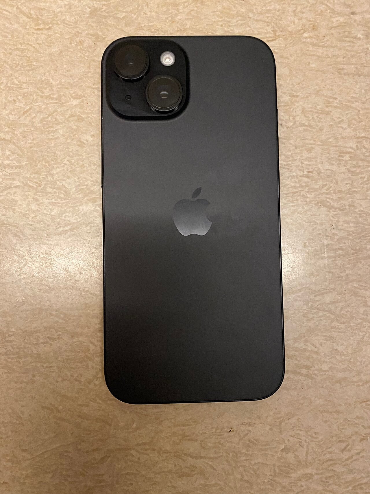 iPhone 15 preto, vista traseira com câmera dupla